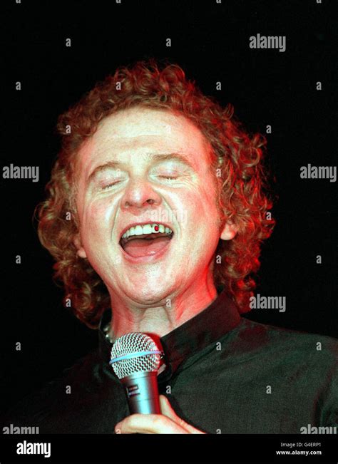 who's the lead singer of simply red